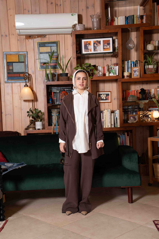 Woman in a brown Mocha Ease Set coat standing in a cozy room with wooden walls and a
fireplace.
ุจูุช ู
ุญุฌุจุฉ ูุงุจุณุฉ ุณูุช ุฎุฑูุฌ ููู ู
ููุง ูุงุณุน